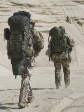 Soldaten laufen auf Sand